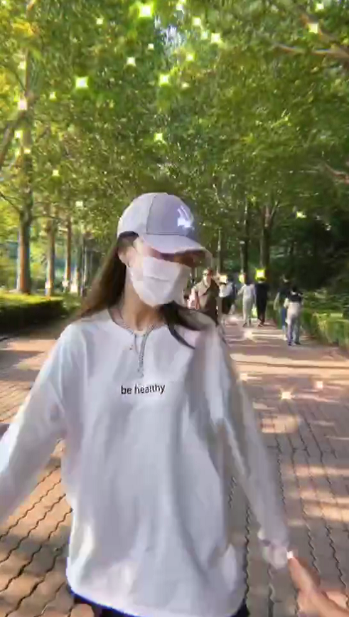 李小璐|李小璐陪甜馨游玩秀母女情，频繁更新动态疑期待重返荧屏