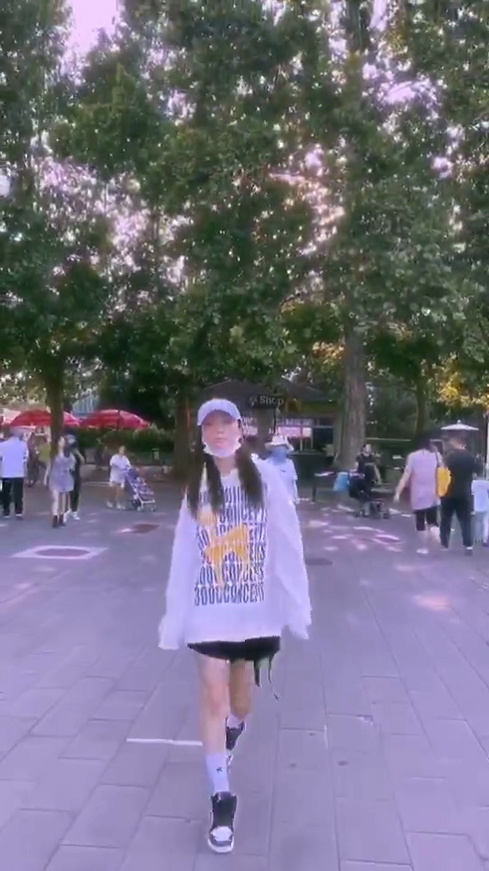 李小璐|李小璐陪甜馨游玩秀母女情，频繁更新动态疑期待重返荧屏