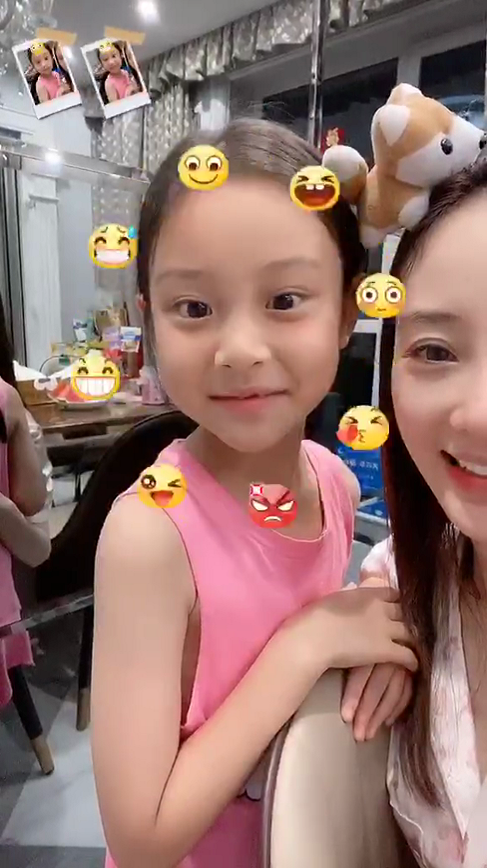 李小璐|李小璐陪甜馨游玩秀母女情，频繁更新动态疑期待重返荧屏