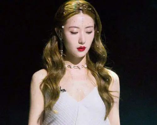 白冰|白冰，像极了班里的中等生