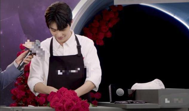 片场|肖战一现身就是流量，网友居然晒出他的片场寸头照，什么情况？