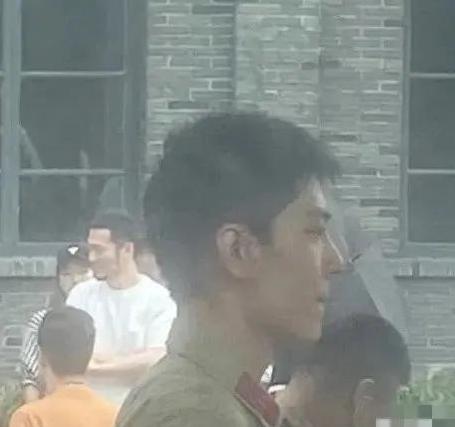 片场|肖战一现身就是流量，网友居然晒出他的片场寸头照，什么情况？