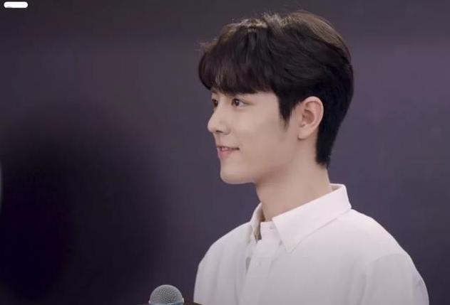 片场|肖战一现身就是流量，网友居然晒出他的片场寸头照，什么情况？