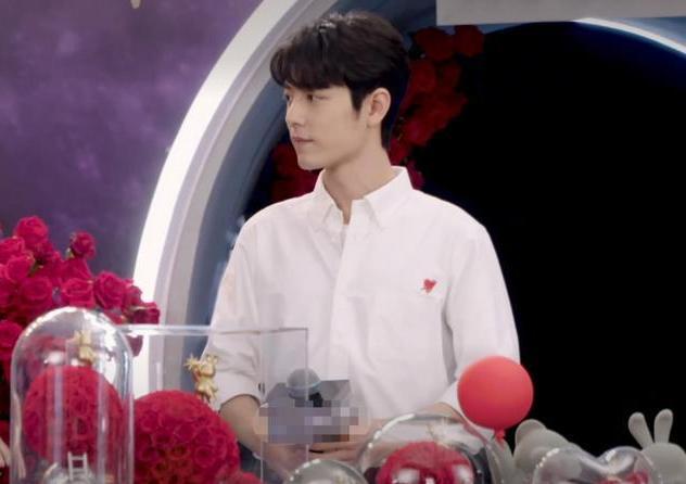 片场|肖战一现身就是流量，网友居然晒出他的片场寸头照，什么情况？