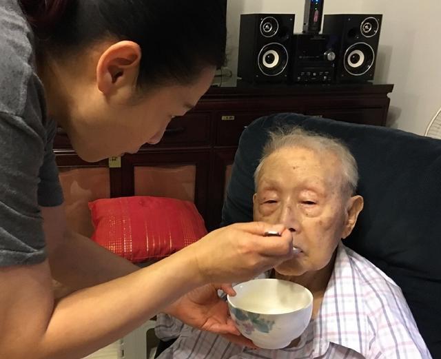 刘若英|刘若英父亲去世！离世时获三代同堂送别，家人评价其一生浪漫绅士