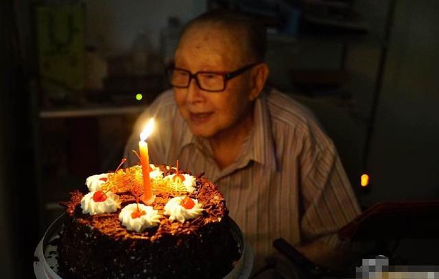 刘若英|刘若英父亲去世！离世时获三代同堂送别，家人评价其一生浪漫绅士