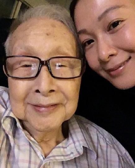 刘若英|刘若英父亲去世！离世时获三代同堂送别，家人评价其一生浪漫绅士