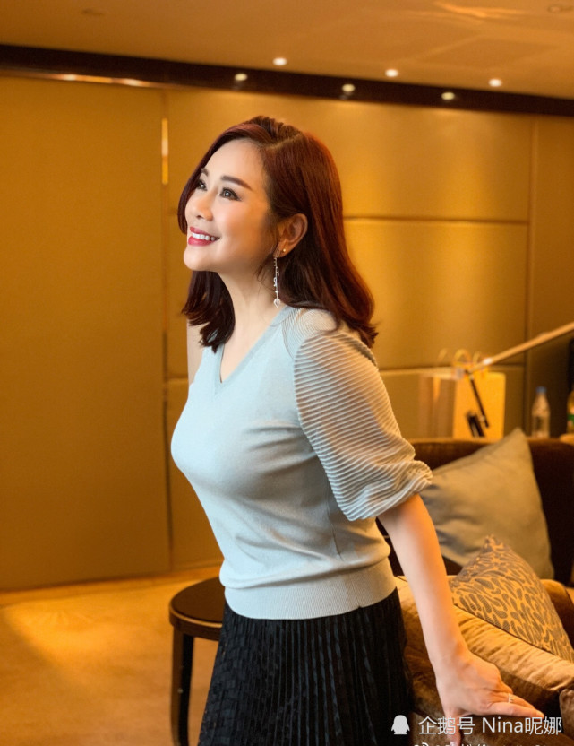 49岁陈松伶有多丰满穿西装配打底衫难掩肉感多肉身材抢镜