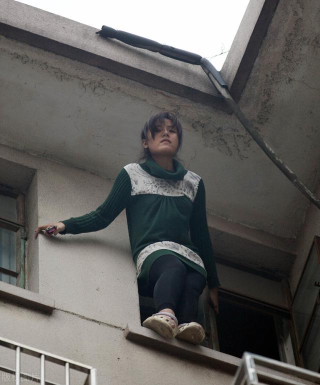 15岁女孩跳楼身亡,其父亲接坠楼女儿被砸身亡!子女教育三问