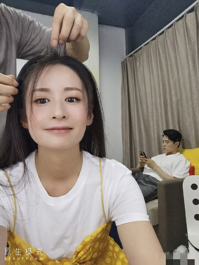 付辛博|颖儿与付辛博素颜同框撒糖，偷拍视角甜蜜满分，夫妻相越来越明显