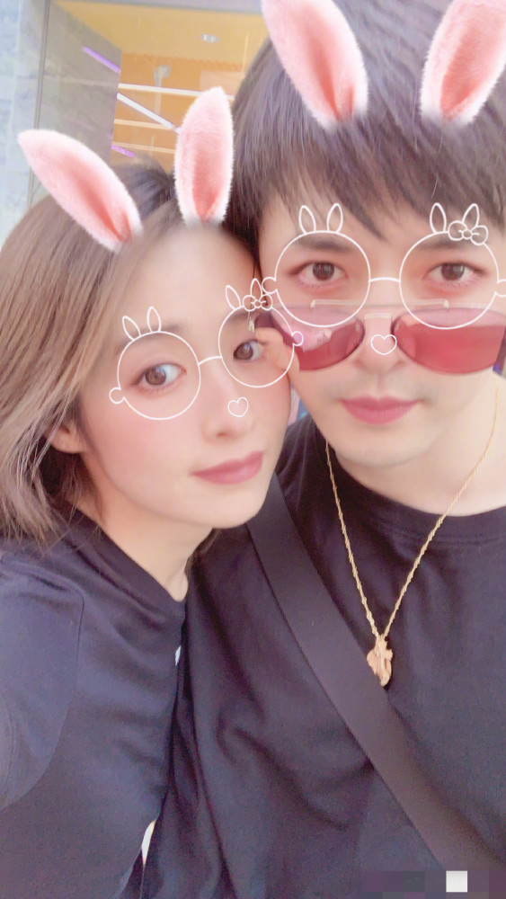 付辛博|颖儿与付辛博素颜同框撒糖，偷拍视角甜蜜满分，夫妻相越来越明显