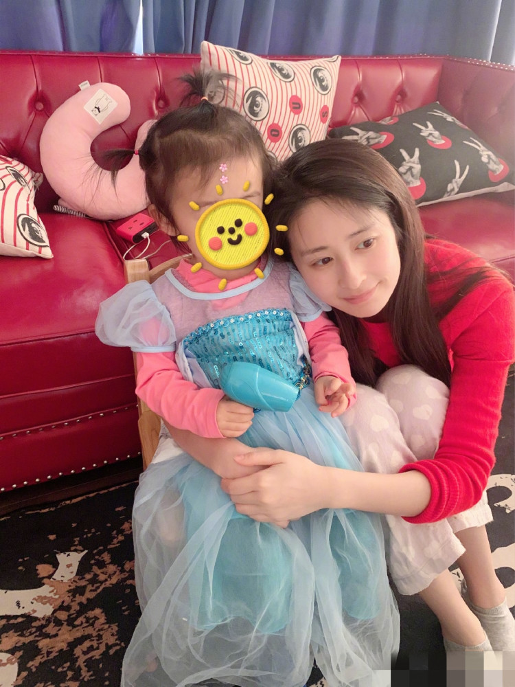 付辛博|颖儿与付辛博素颜同框撒糖，偷拍视角甜蜜满分，夫妻相越来越明显