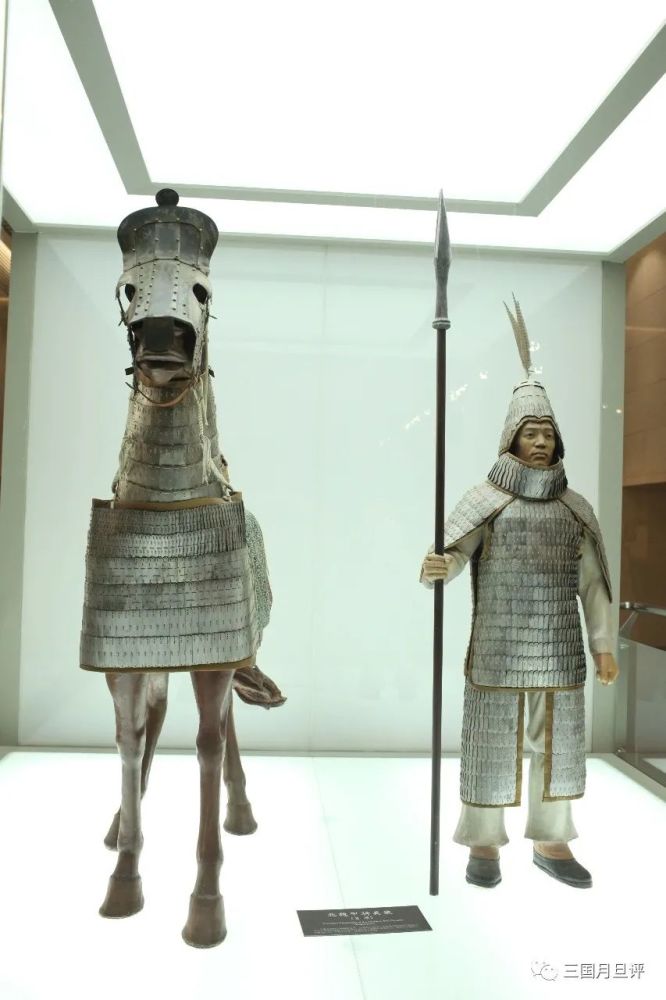 最后放一张北魏甲胄与马甲的复原,觉得非常帅气令人意外的是,展板中还