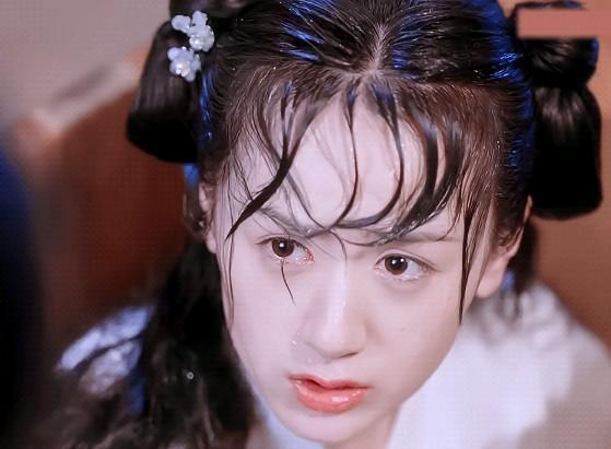 而袁冰妍之前在《老九门》演的丫头和《将夜》演的莫山山,将角色演得