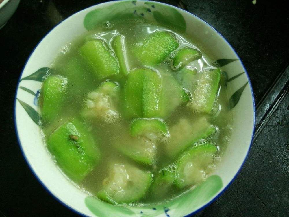 煮丝瓜汤时,先放盐还是后放盐?教您一招,丝瓜汤鲜嫩不发黑