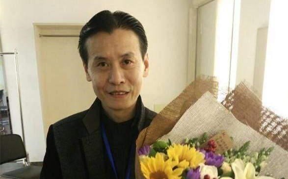 郑宏伟|郑宏伟和王声闹翻以后，发文为卢鑫点赞，正式加入相声新势力了？