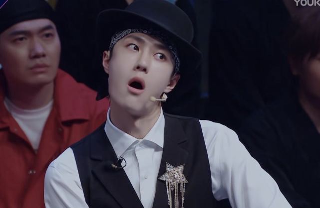 王一博成了"王大爷",坐姿太接地气,看比赛时又出"表情包"