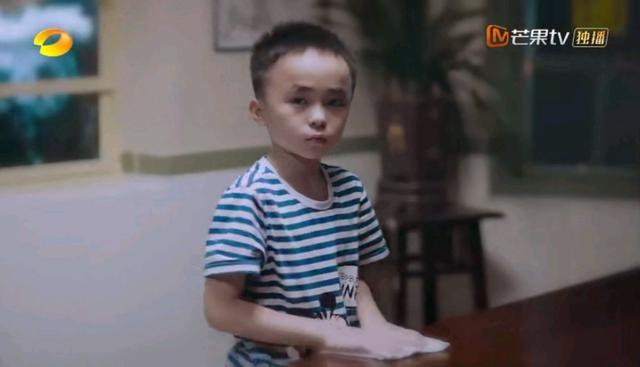 以家人之名|《以家人之名》当年收养子秋的真实原因，被李海潮不小心说漏了