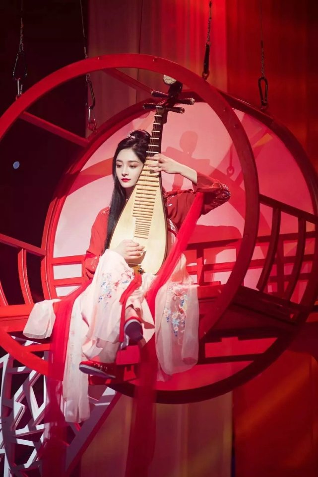 周洁琼的古典气质真好穿汉服已经够美了抱着琵琶的样子更动人