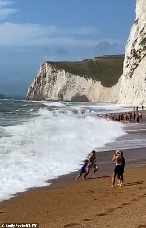 英国_社会|英国男子海中游泳遇险，数十人组成“人链”将其救回