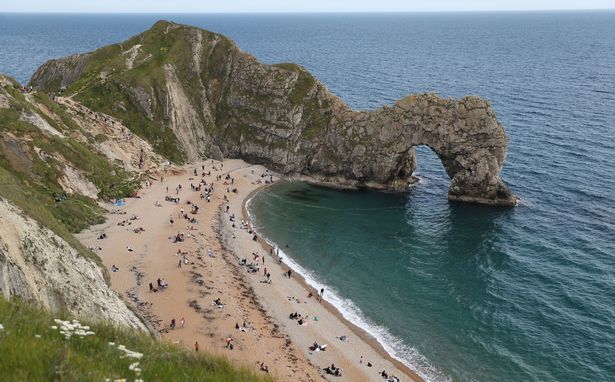 英国_社会|英国男子海中游泳遇险，数十人组成“人链”将其救回