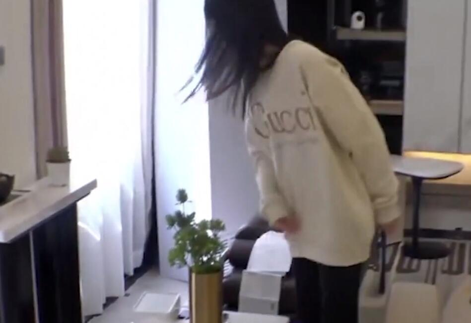 郑爽|郑爽的性格有多古怪？火被点着了 情绪说来就来 管你啥场合