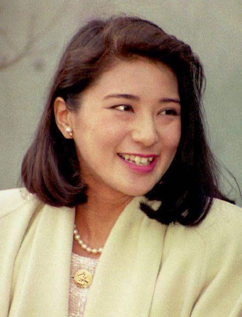 日本皇后雅子嫁给了爱情嫁错了人家换来26年悲惨人生