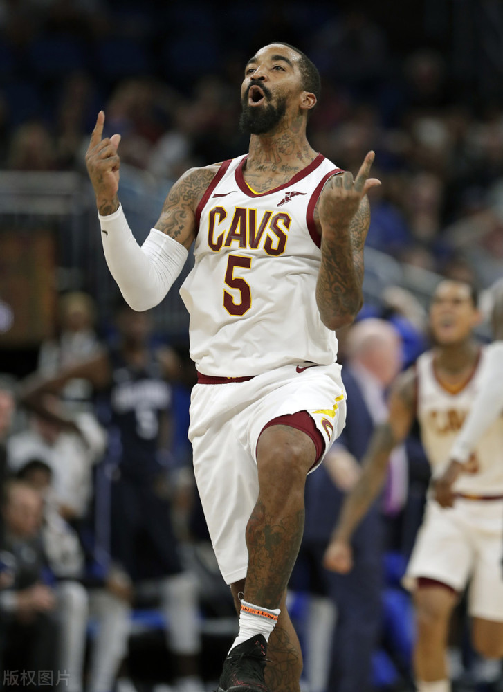 勇士领先,骑士无人打开局面时,是jr-史密斯用三分紧咬比分,唤醒了队友