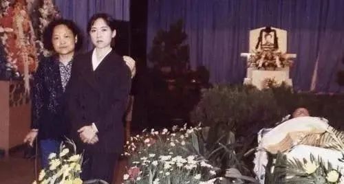 王小波|写了29年黄色小说的王小波撞墙身亡，葬礼无同行肯送