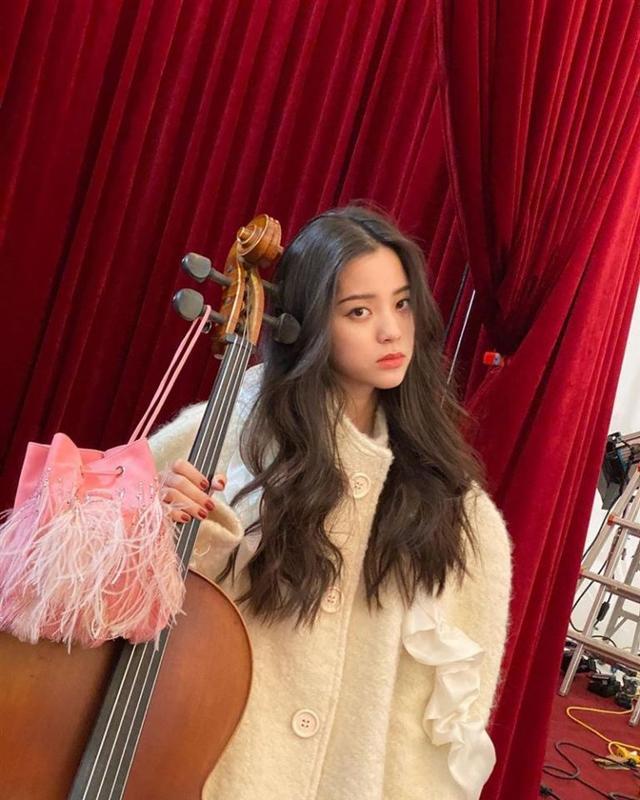 20岁的欧阳娜娜初次染发黄毛娜娜子已上线