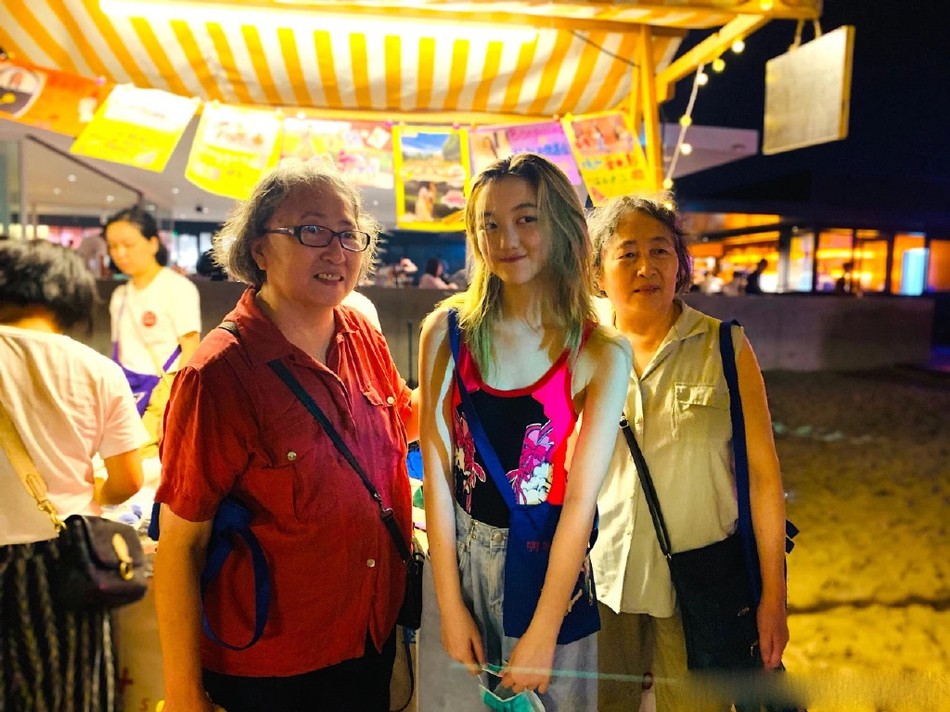 李嫣|李嫣与闺蜜吃火锅，染回黑发麻花腿吸睛，为闺蜜贴心拍照现王菲同款微笑