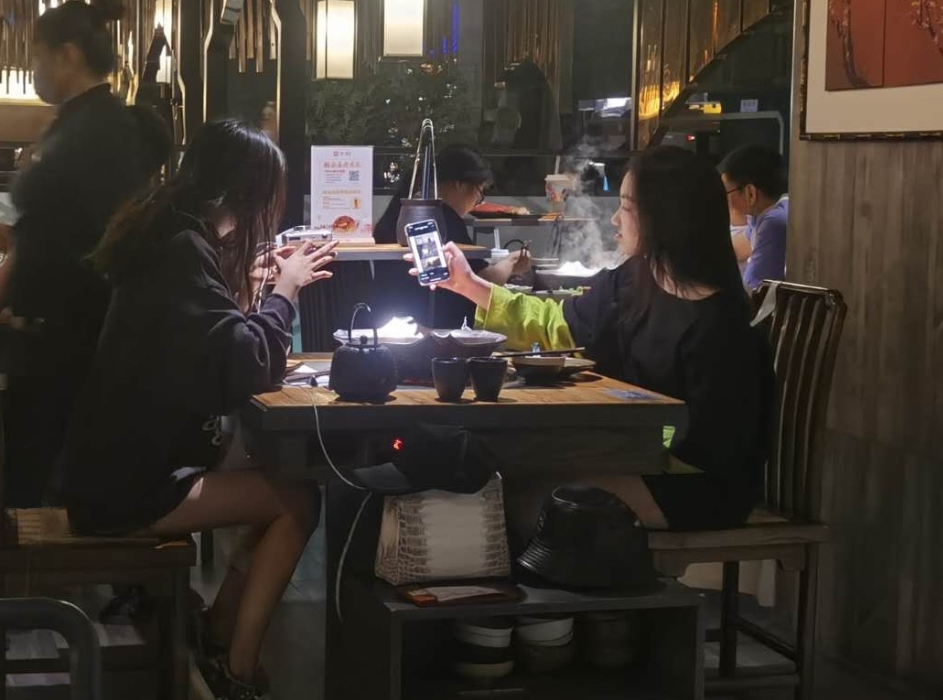 李嫣|李嫣与闺蜜吃火锅，染回黑发麻花腿吸睛，为闺蜜贴心拍照现王菲同款微笑
