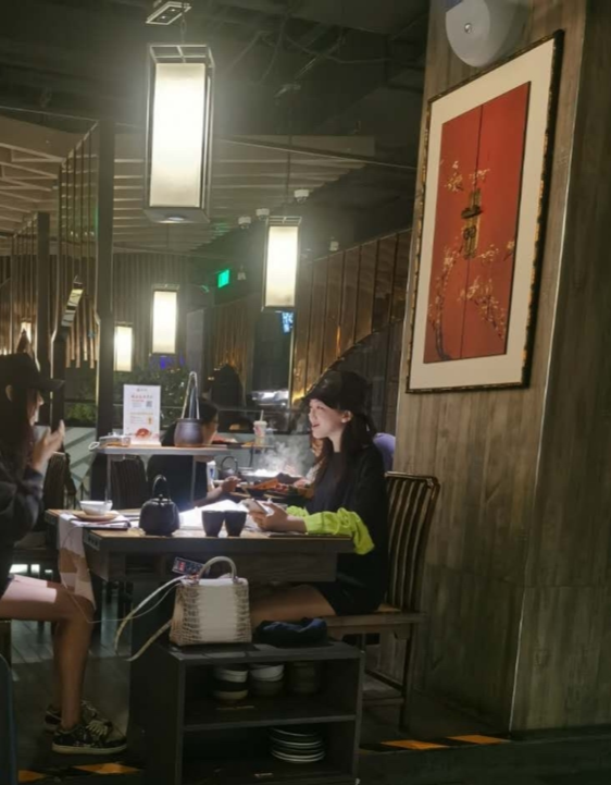 李嫣|李嫣与闺蜜吃火锅，染回黑发麻花腿吸睛，为闺蜜贴心拍照现王菲同款微笑