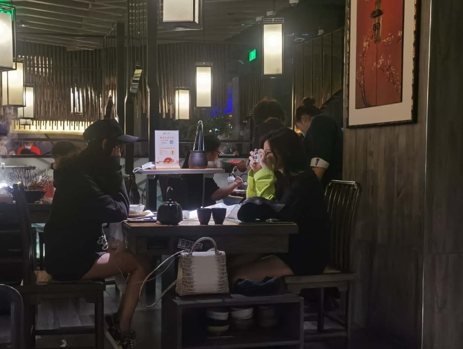 李嫣|李嫣与闺蜜吃火锅，染回黑发麻花腿吸睛，为闺蜜贴心拍照现王菲同款微笑
