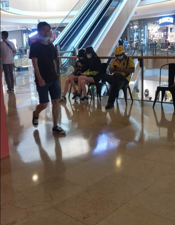 李嫣|李嫣与闺蜜吃火锅，染回黑发麻花腿吸睛，为闺蜜贴心拍照现王菲同款微笑