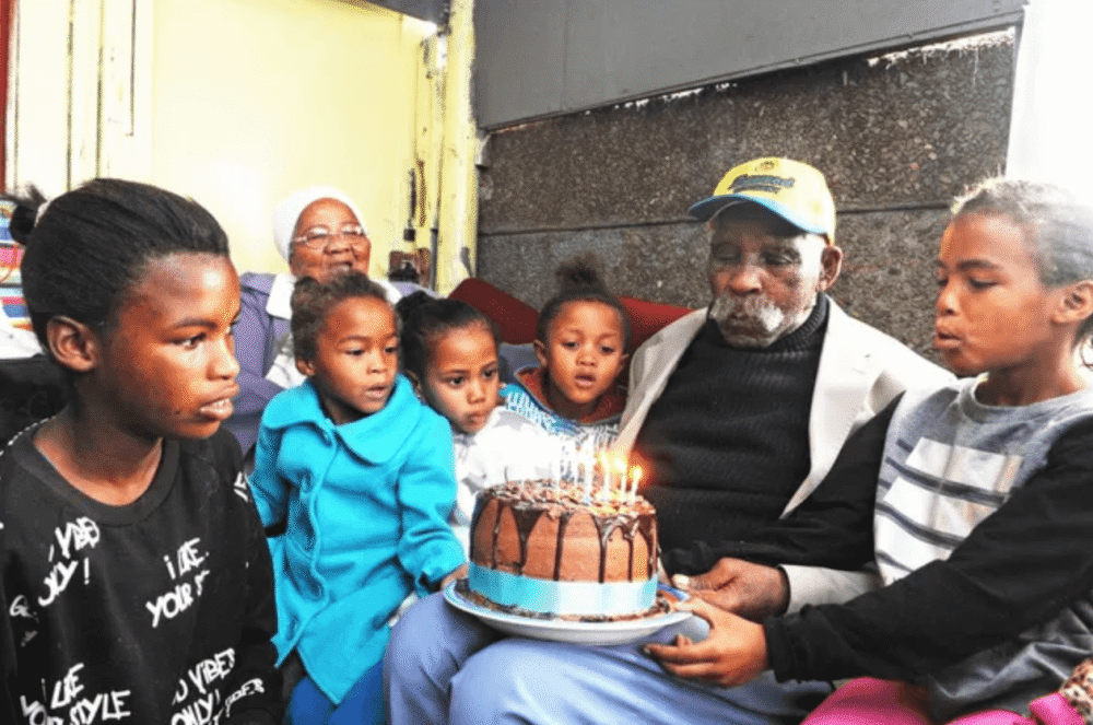 弗雷迪·布洛姆|南非最长寿116岁老人自然去世，疫情期间还抱怨没地方买烟