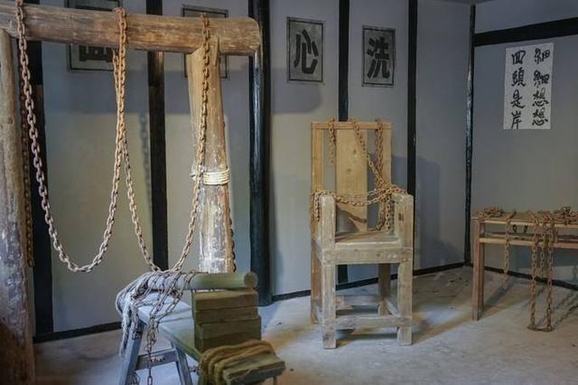 渣滓洞大屠杀唯一女幸存者躲进男厕尿槽里脱险江姐睡在她上铺