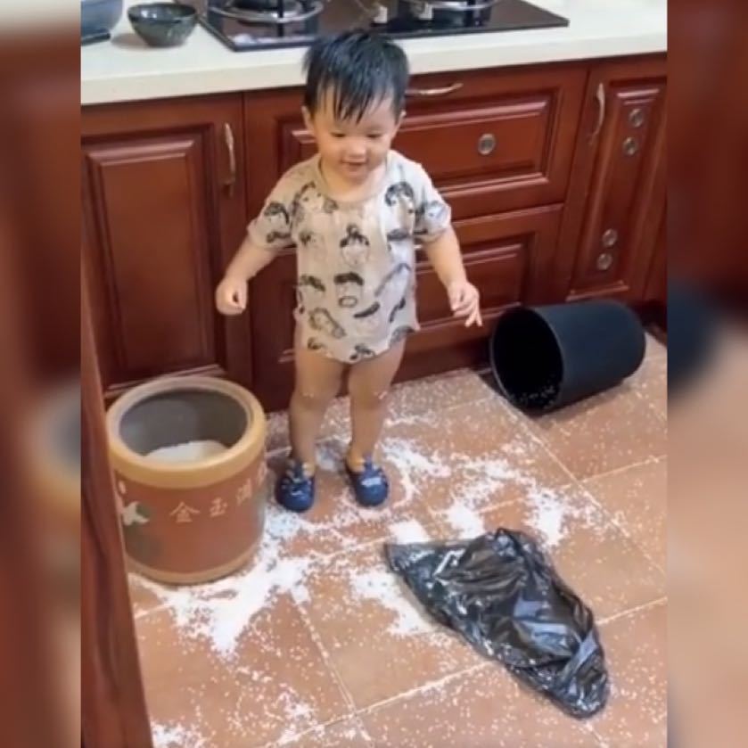 熊孩子在厨房里用大米制造下雪的场景火了网友还是欠收拾