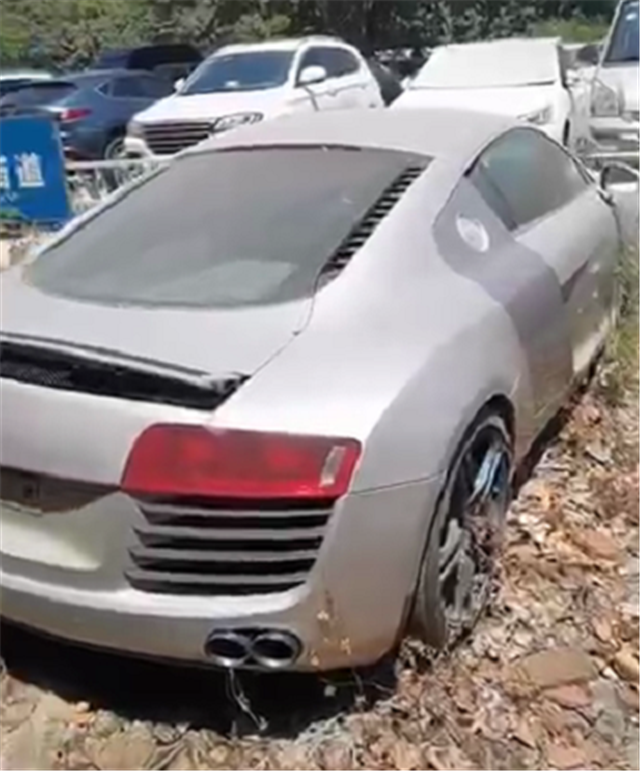 百万奥迪r8被遗弃全车布满灰尘整车成僵尸车无人来取