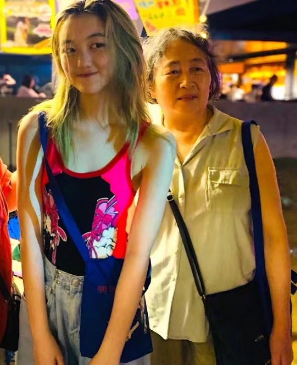 李嫣|有种“叛逆期”叫李嫣，14岁染黄发穿露脐衫，王菲没空管她吗？