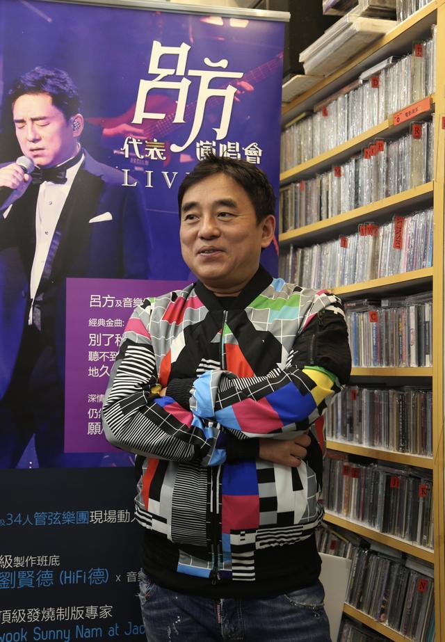 56岁吕方首度公开与女儿合照怀抱孩子笑容慈祥父女长相神似