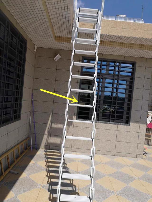 羡慕吧幸亏我有个院子能在室外装个折叠楼梯不用就能收起来