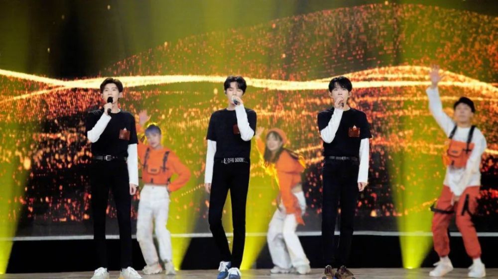 tfboys|贵圈｜花860块看了一场假直播？TFBOYS粉丝怒喊被骗
