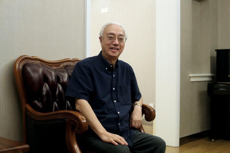 评弹表演艺术家赵开生(左),淮剧表演艺术家何长秀.