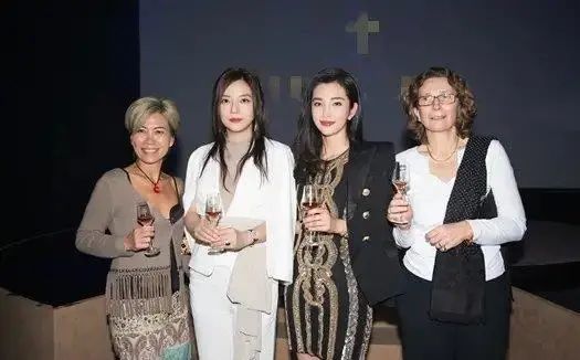 赵薇|赵薇一身白衣同框小3岁李冰冰，高级感和气场范丝毫不输