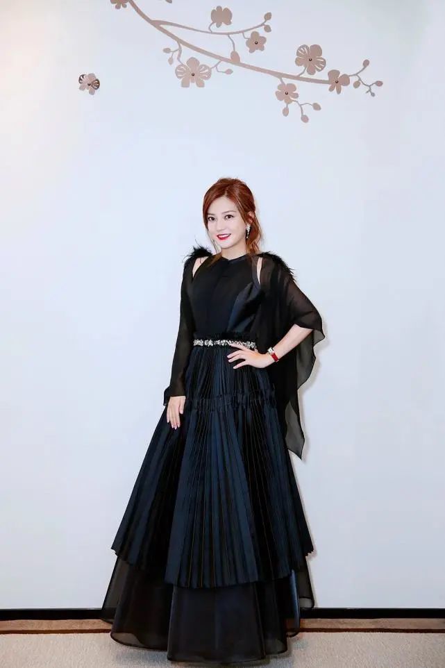 赵薇|赵薇一身白衣同框小3岁李冰冰，高级感和气场范丝毫不输