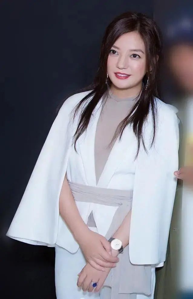 赵薇|赵薇一身白衣同框小3岁李冰冰，高级感和气场范丝毫不输