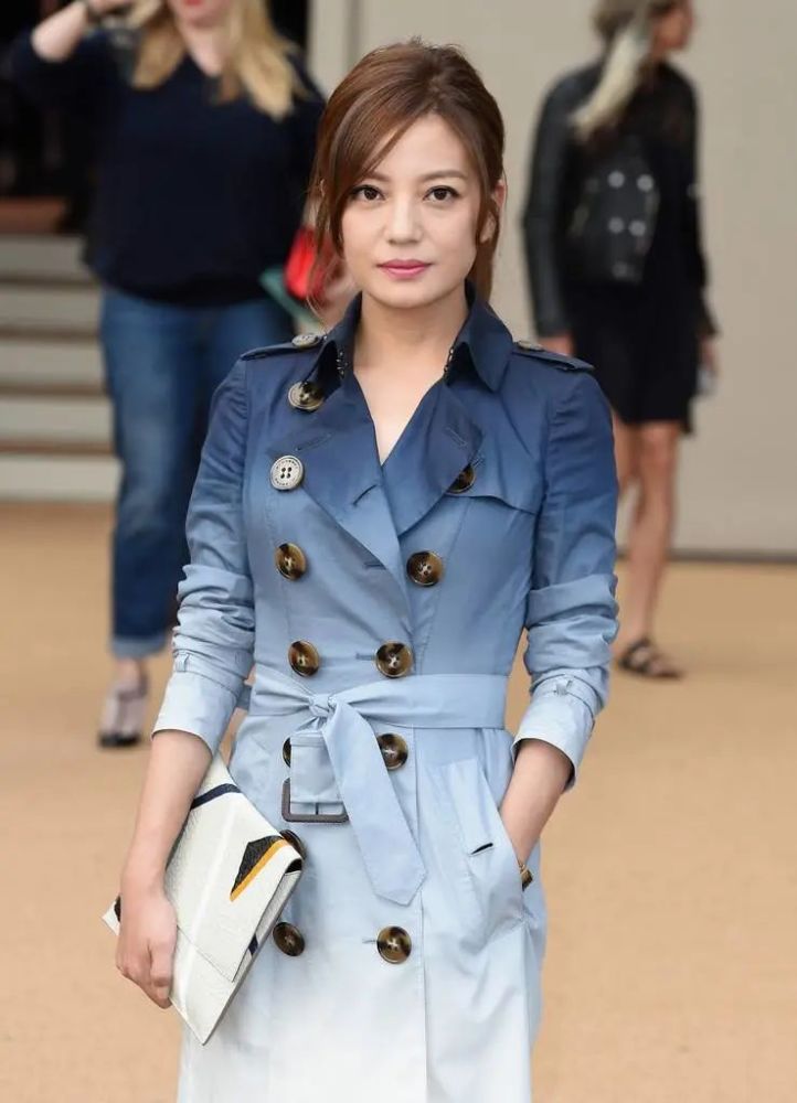 赵薇|赵薇一身白衣同框小3岁李冰冰，高级感和气场范丝毫不输