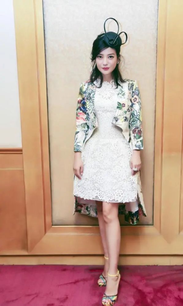 赵薇|赵薇一身白衣同框小3岁李冰冰，高级感和气场范丝毫不输