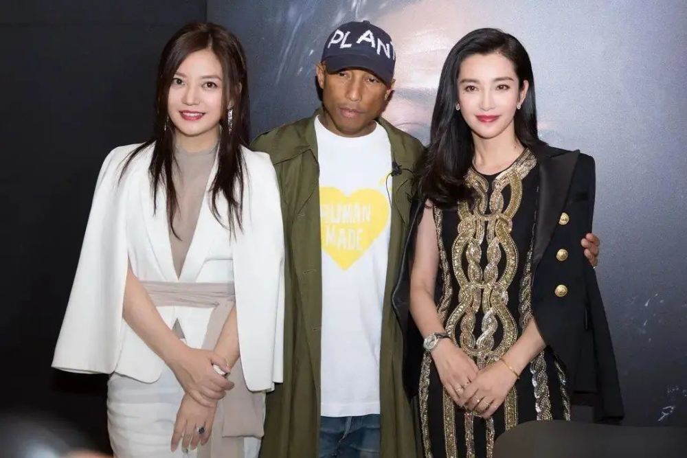 赵薇|赵薇一身白衣同框小3岁李冰冰，高级感和气场范丝毫不输